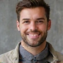 Ritratto di Luca Bianchi, uomo sorridente con aspetto atletico